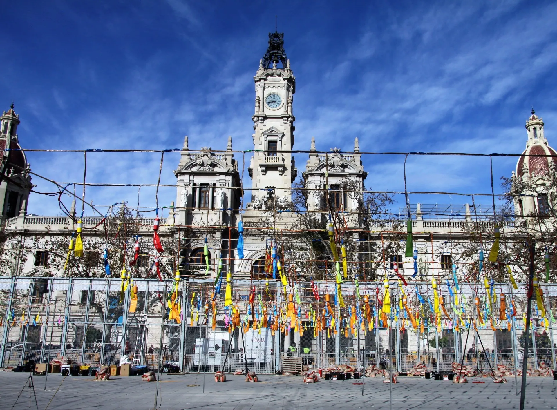 Montaje de mascletà de Pirotecnia Aitana en la Plaça de l'Ajuntament de Valencia